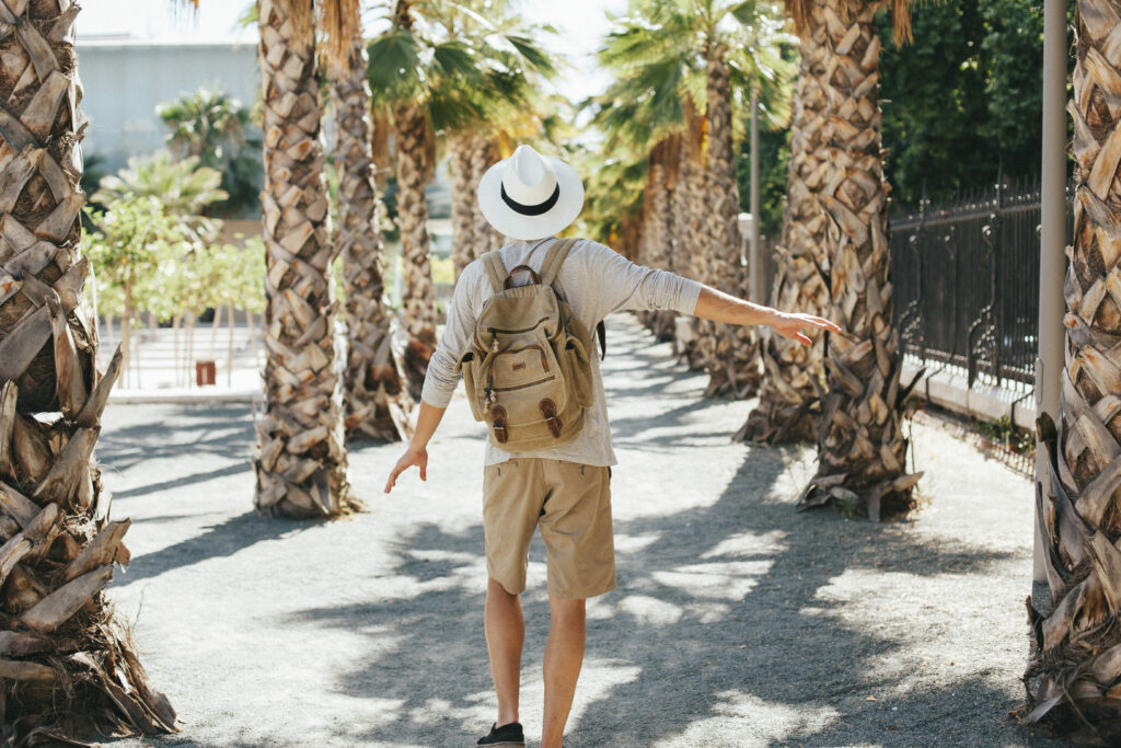 persona paseando de excursion por tanger